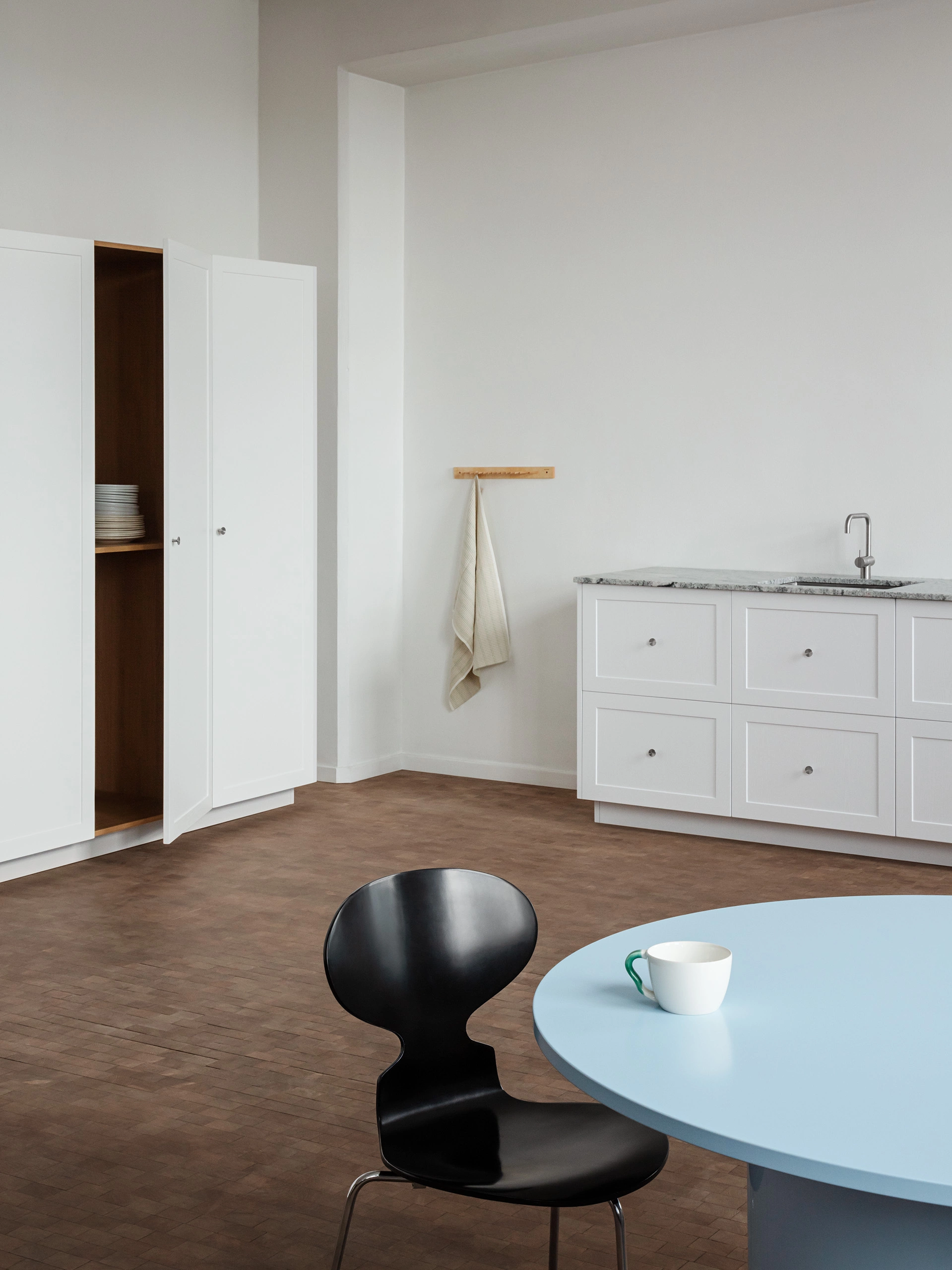 Painted MDF Anti-Moisture Kitchen with Framed Leaves - Image 3
